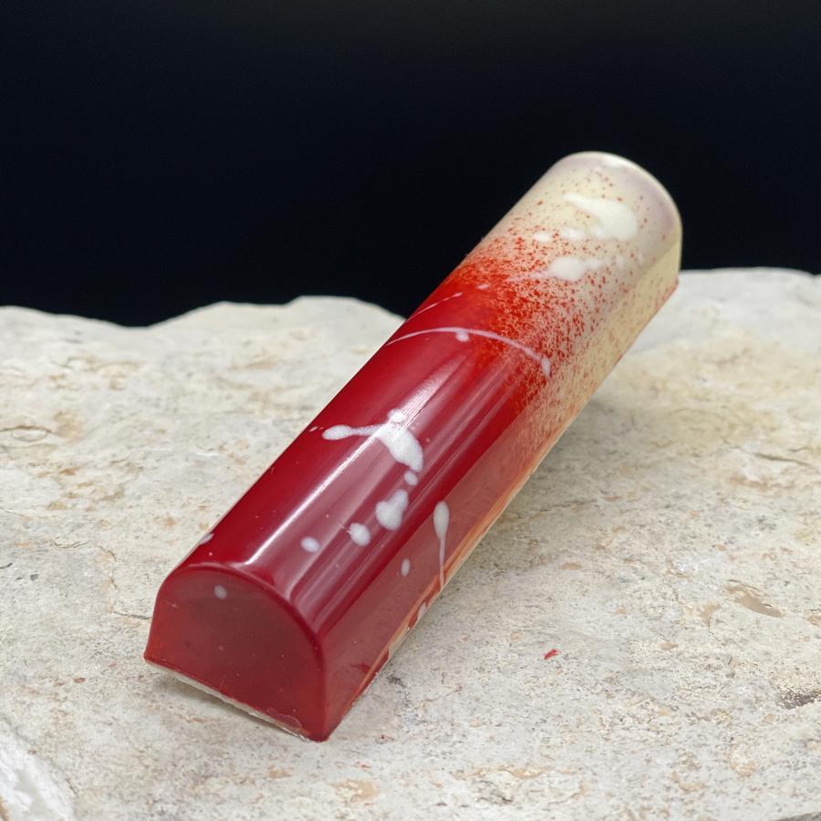 handgemachter Schokoriegel mit erdbeer joghurt füllung ohne aus Belgischer Schokolade - gefertigt in einer kleinen chocolaterie im LAnd Brandenburg / Velten