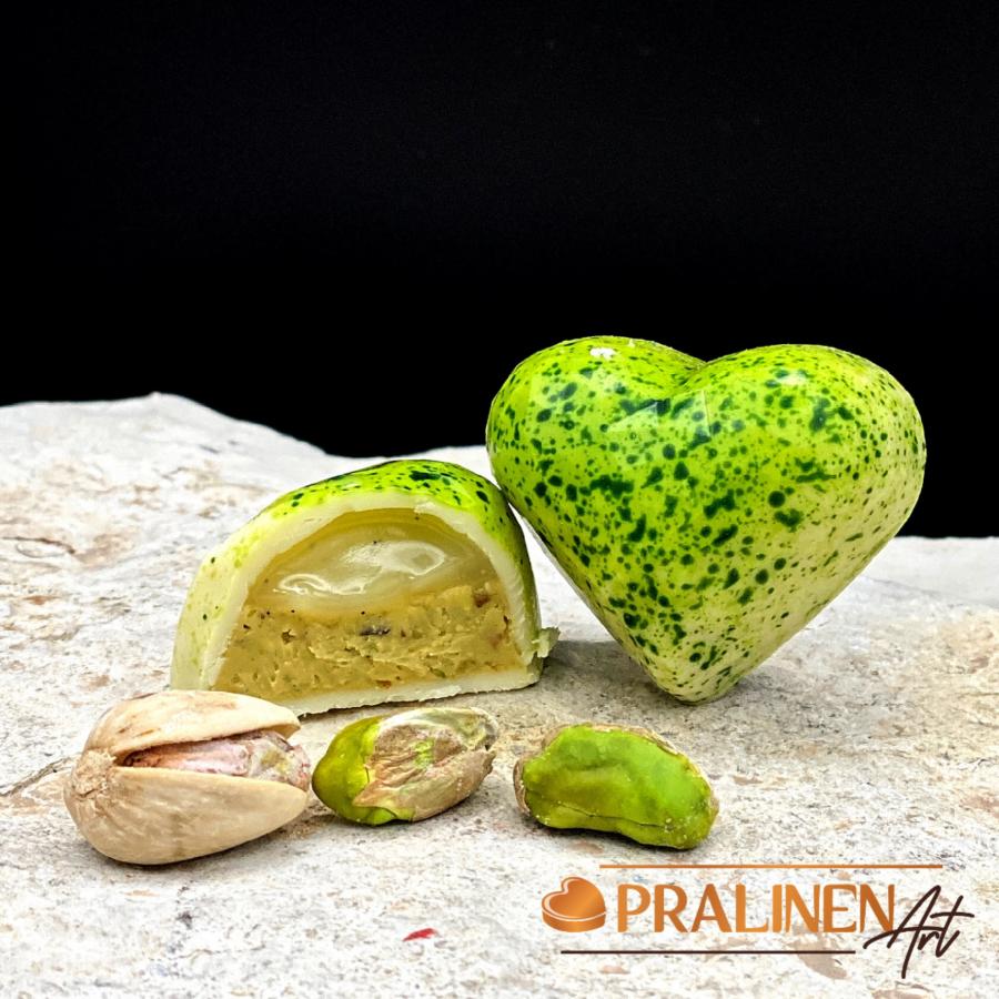 aufgeschnittene Praline Pistaziencrunch mit Vanilleganache