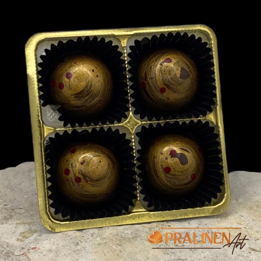 4 handgemachte Pralinen mit einer Ganache aus preußischen Whisky in einer feinen Hülle aus Belgischer Zahrtbitterschokolade