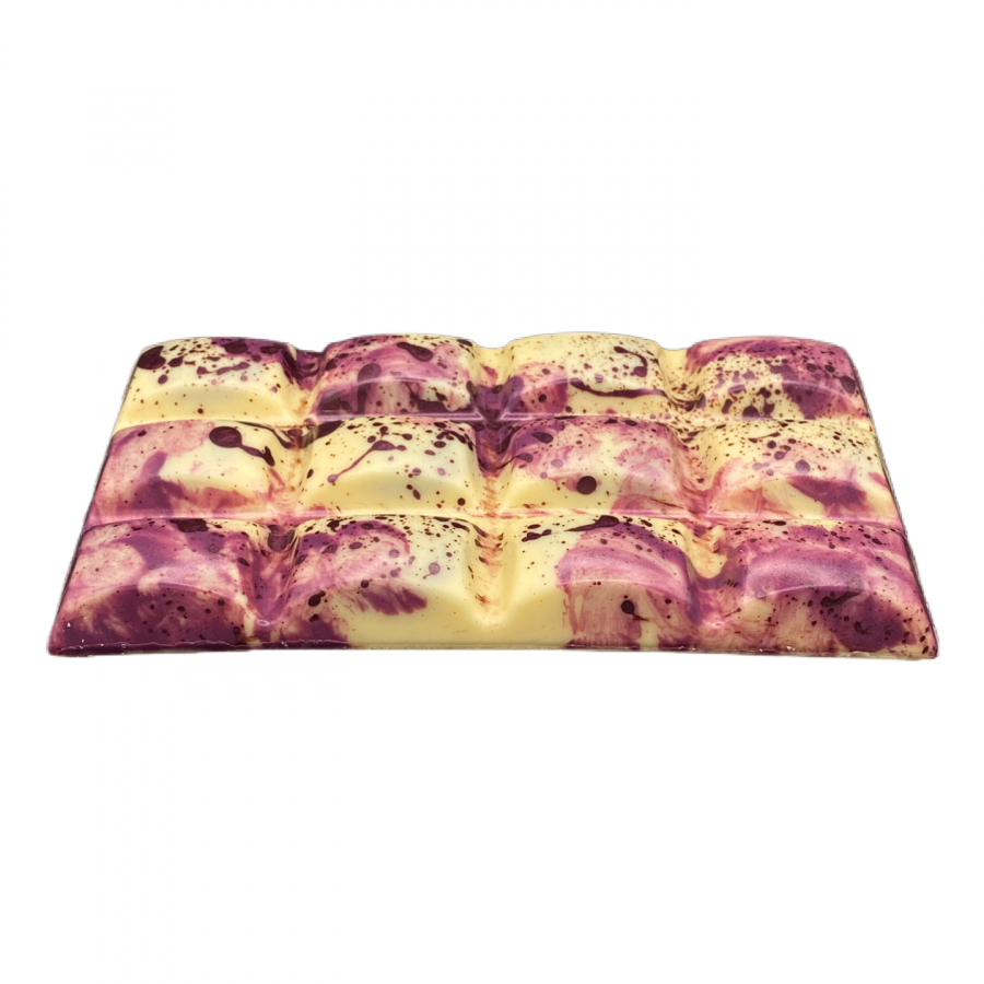 handgefertigteSchokoladentafel aus weißer belgischer Schokolade gefüllt mit einer fruchtig frischen Füllung aus Brombeeren auf cremiger Cheesecake Ganache