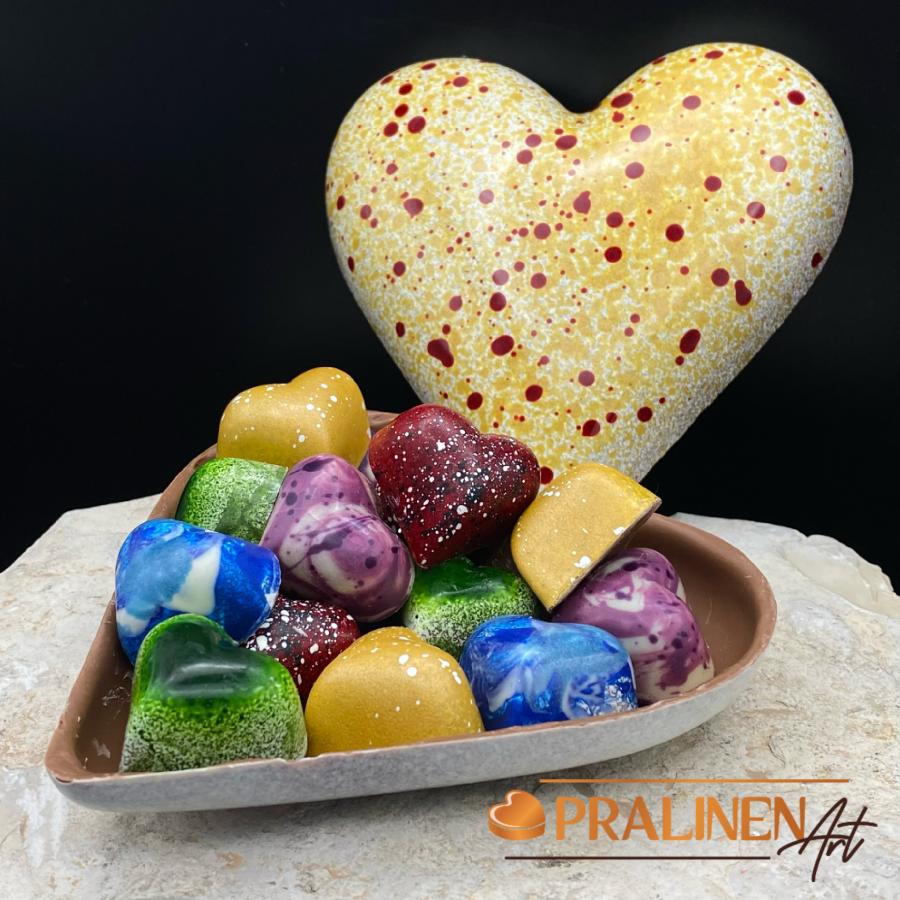 Schokoherz zum Valentinstag gefüllt mit besonderen edlen Pralinen im Schokoladenherz von Pralinenart Keine Lindt-Schokolade