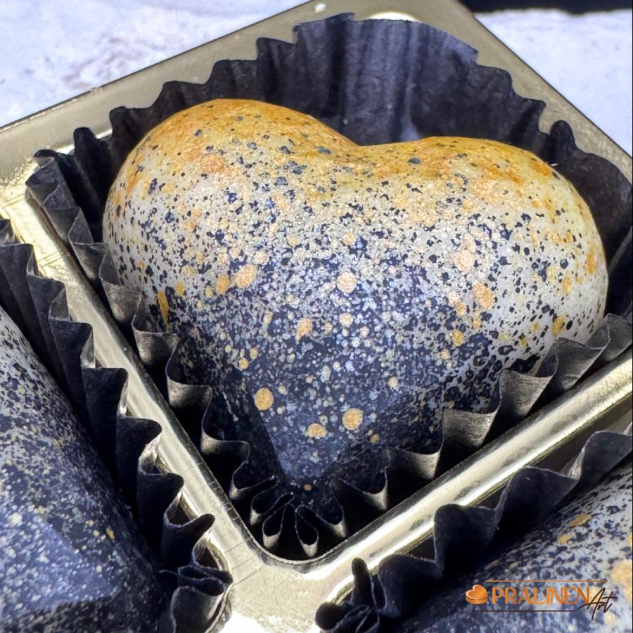 Pralinenart Black Hugo Pralinen mit Holunderblüte und schwarzer Johannisbeere Herzpraline