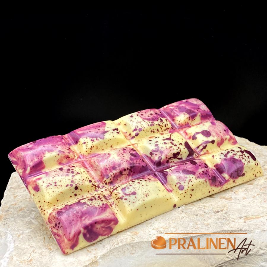 Schokoladen Tafel weiße Belgische Schokolade
handgemachte Schokoladentafel aus weißer belgischer Schokolade gefüllt mit einer fruchtig frischen Füllung aus Brombeeren auf cremiger Cheesecake Ganache