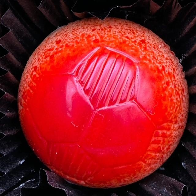 Fußball WM Praline von Pralinenart weiße belgische Schokolade gefüllt mit Erdbeere und Joghurt