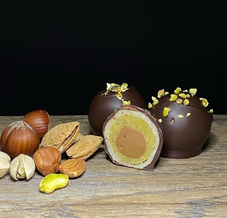handgefertigte Mozartkugeln mit Belgischer Vollmilchschokolade Mit Nougat und Marzipan gefüllt