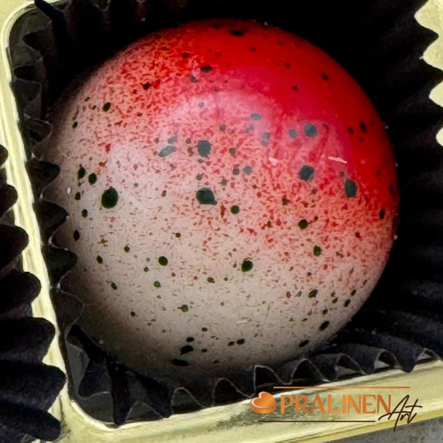 Spargelpralinen von PralinenArt mit Walderdbeeren umgüllt von weißer Belgischer Schokolade