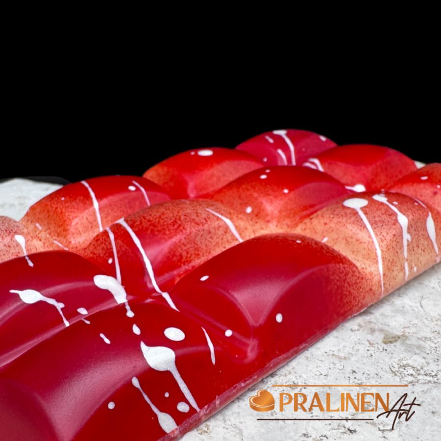 handgeschöpfte Schokoladentafel mit Erdbeere und Joghurt