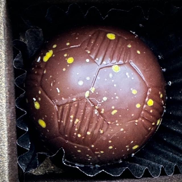Fußball Praline Zartbitter Schokolade und weiße Schokolade gefüllt mit Passionsfrucht und Cheese Cake