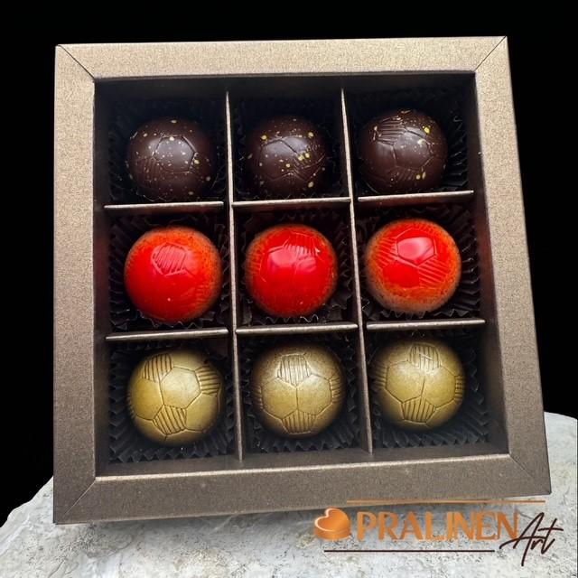 Pralinenmischung von Pralinenart zur Fußball WM 2026 mit 9 Pralinen in 3 unterschiedlichen Sorten Erdbeere auf Joghurt Passionsfrucht She's cake und walnuss mit Honig und Joghurt