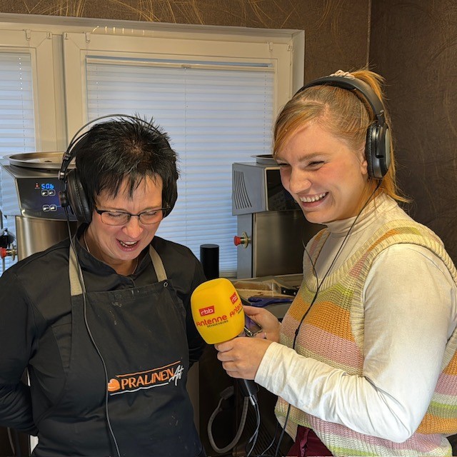 Antenne Brandenburg Mikrofon bei PralinenArt in der Schokoladenmanufaktur in Velten