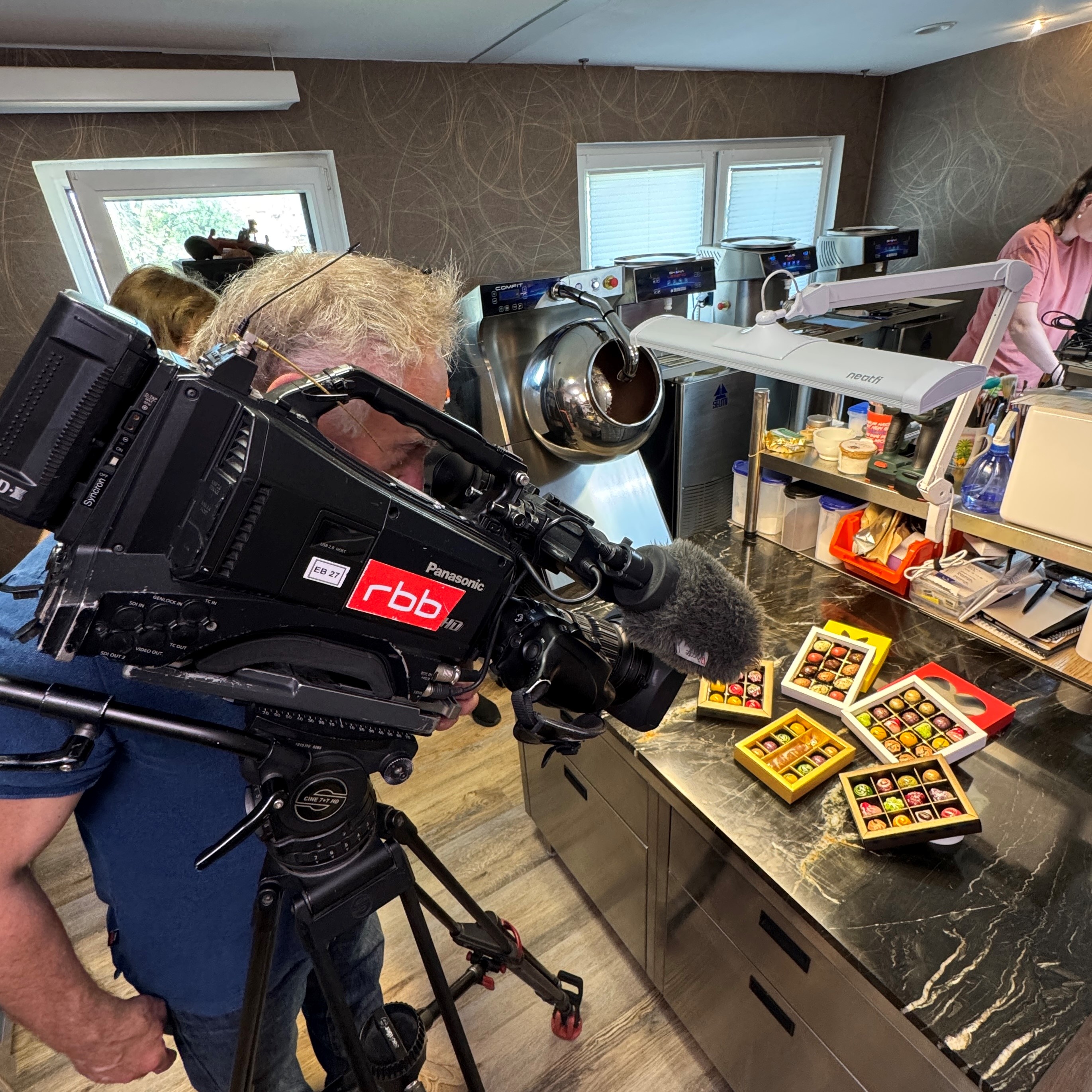 Ein Fernsehteam bei PralinenArt – Der RBB zu Besuch in einer der kleinsten Schokoladenmanufakturen Deutschlands